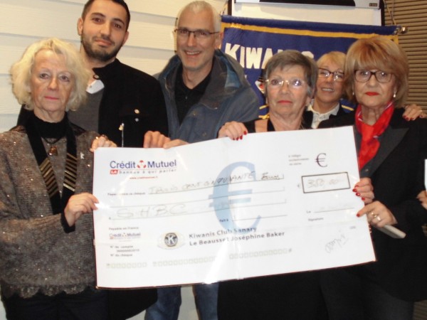 un chèque de 350€ pour l’opération « Hand’Ensemble »