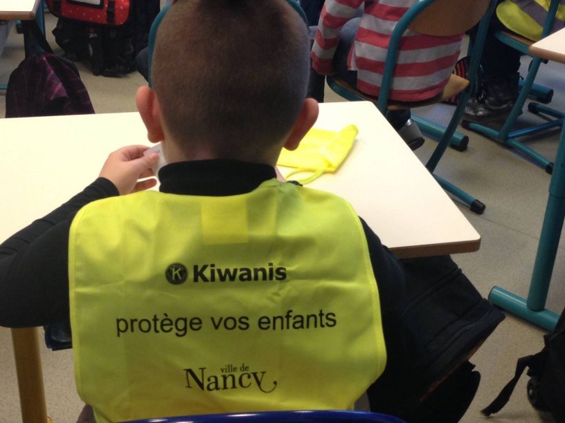 Des gilets de sécurité fluorescents pour les élèves de primaire à Nancy