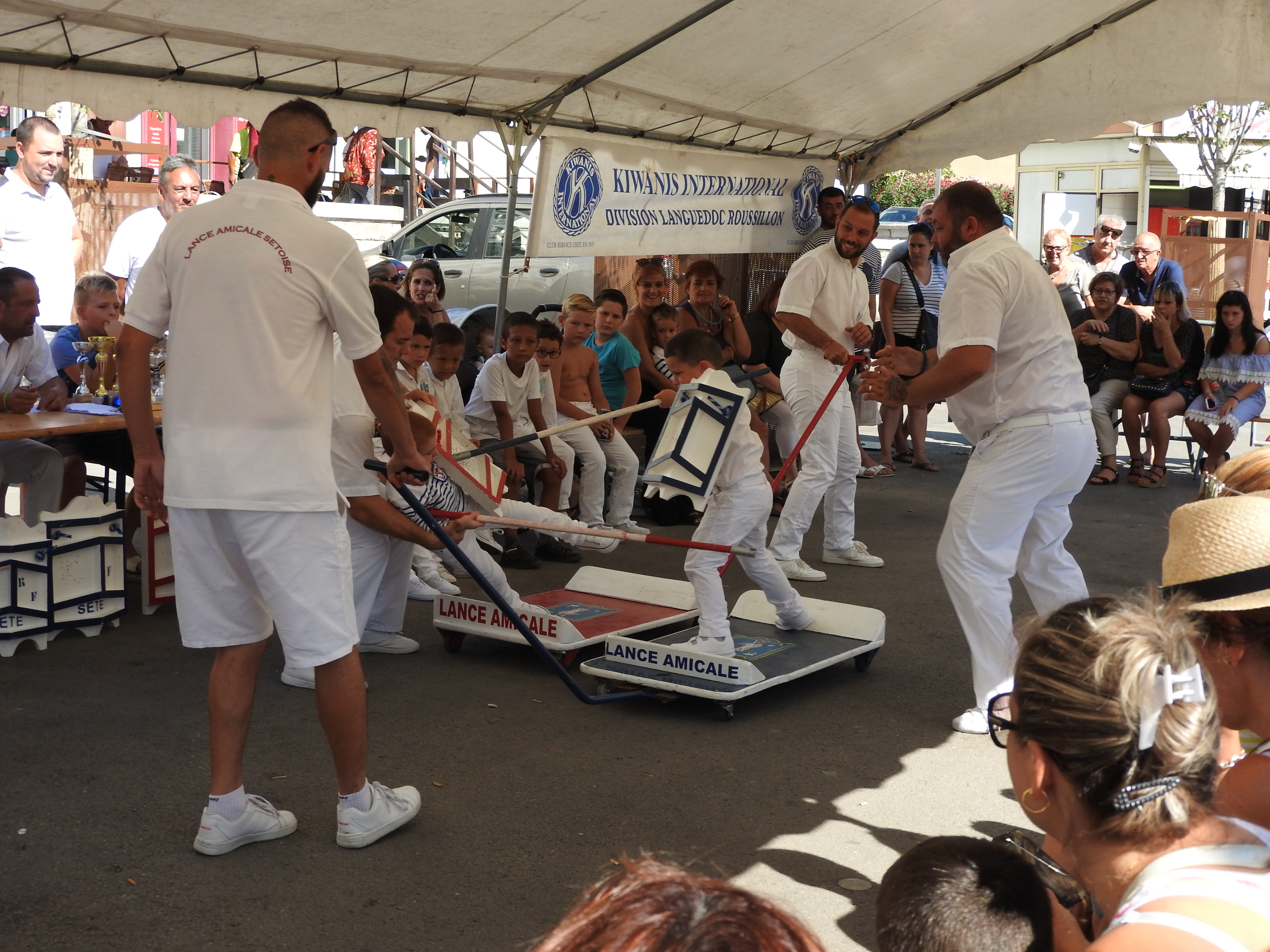 Des enfants et des joutes : tournoi sur chariot pour les enfants