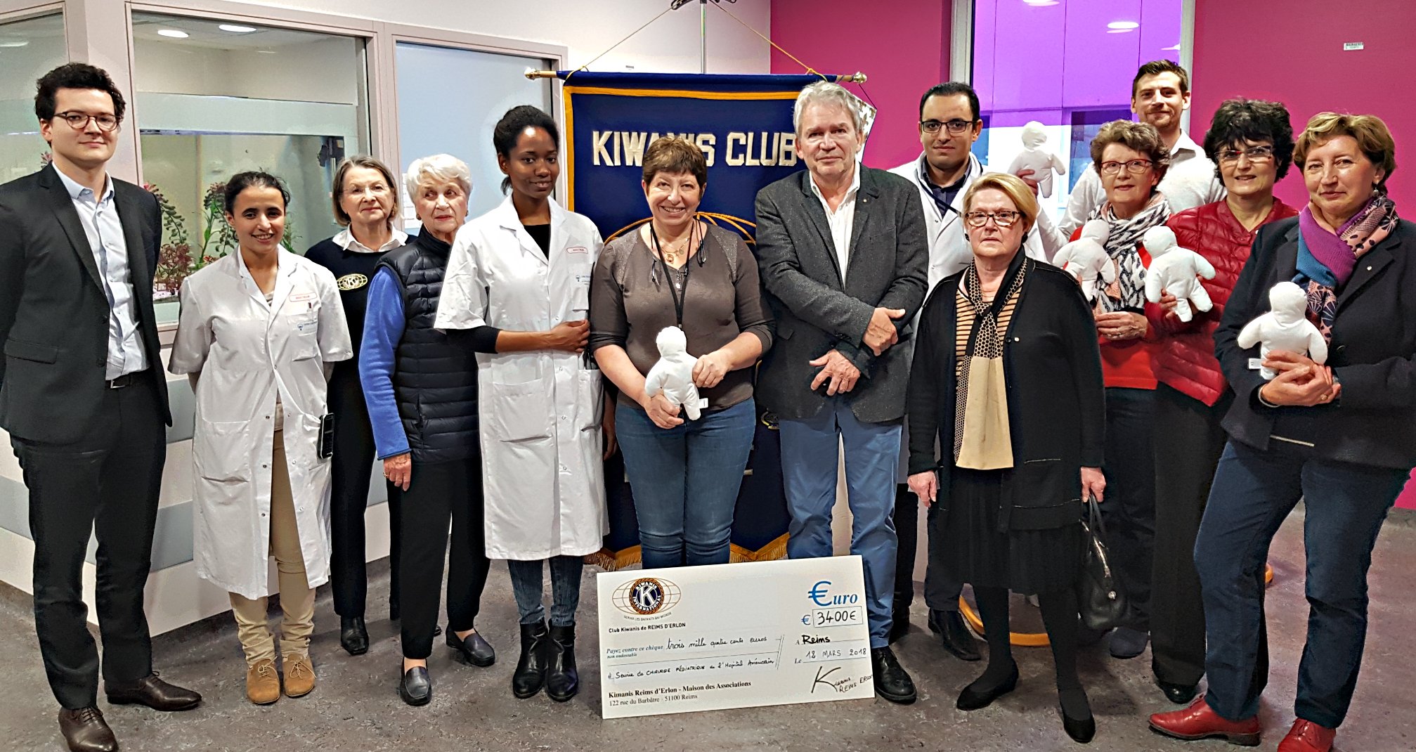 Remise de chèque et de 30 poupées Kiwanis au service de chirurgie pédiatrique de l&rsquo;Hôpital de Reims