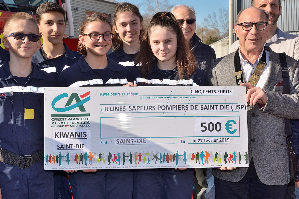 Le club remet un chèque de 500 euros aux Jeunes Sapeurs-Pompiers de Saint-Dié-des-Vosges