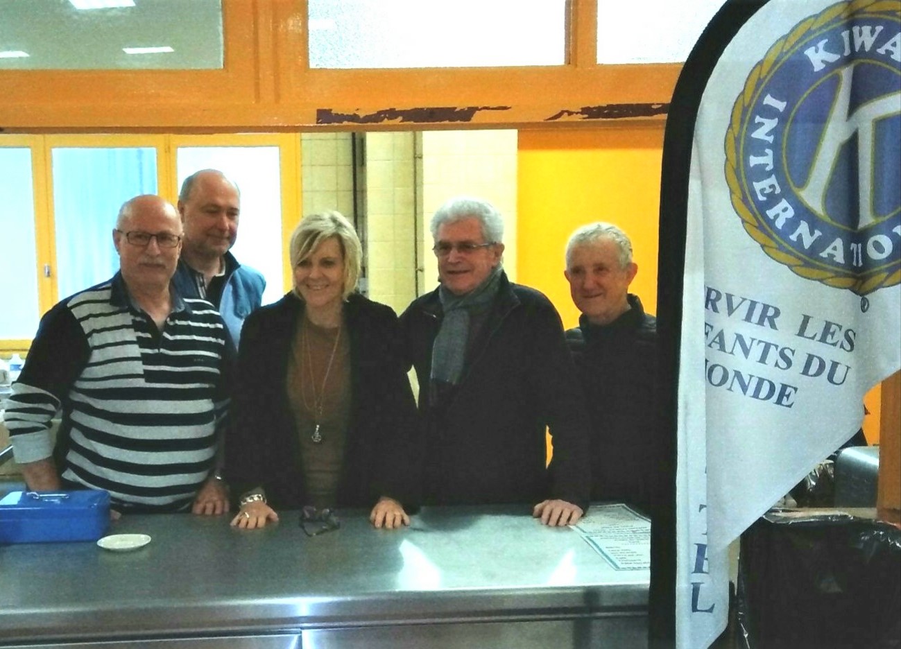Une visiteuse bien sympathique aux puces du club de VITTEL