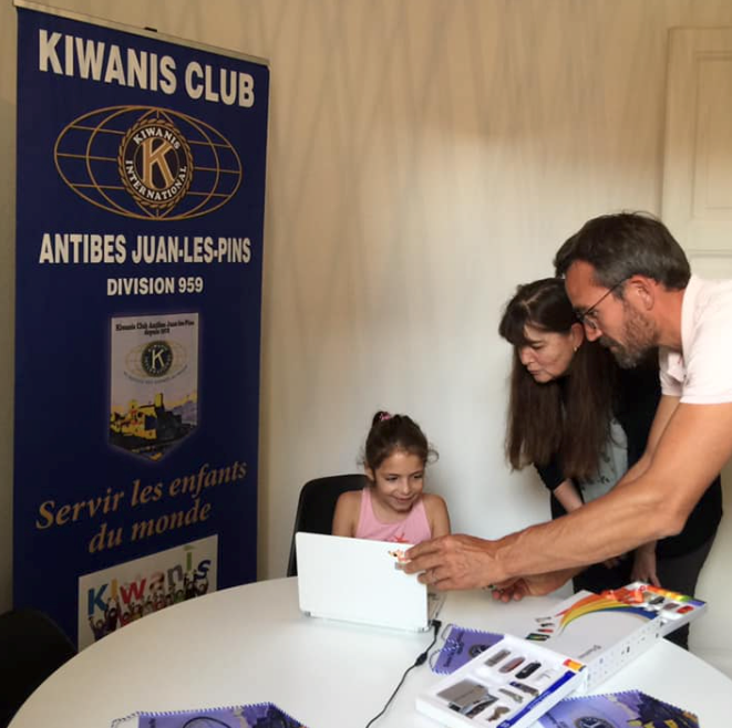 Le Kiwanis Antibes Juan les pins distribue des ordinateurs pour l&rsquo;enseignement à distance