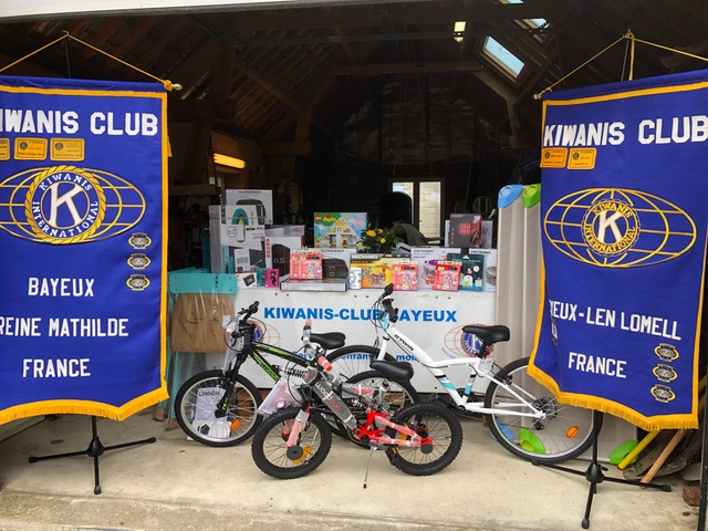 REMISE DE DONS PAR LES « KIWANIS DRIVE » DE BAYEUX