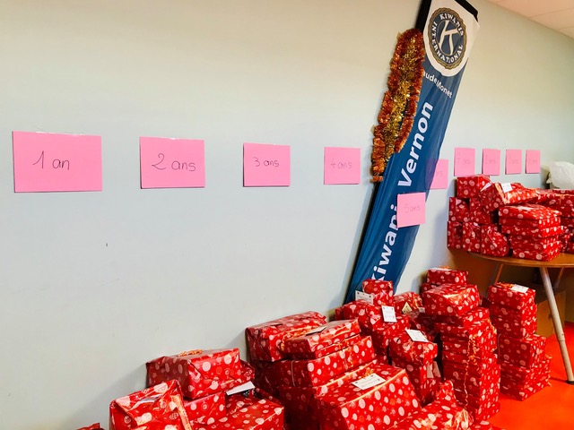 Le club Kiwanis Vernon offre des jouets aux Restos du Cœur