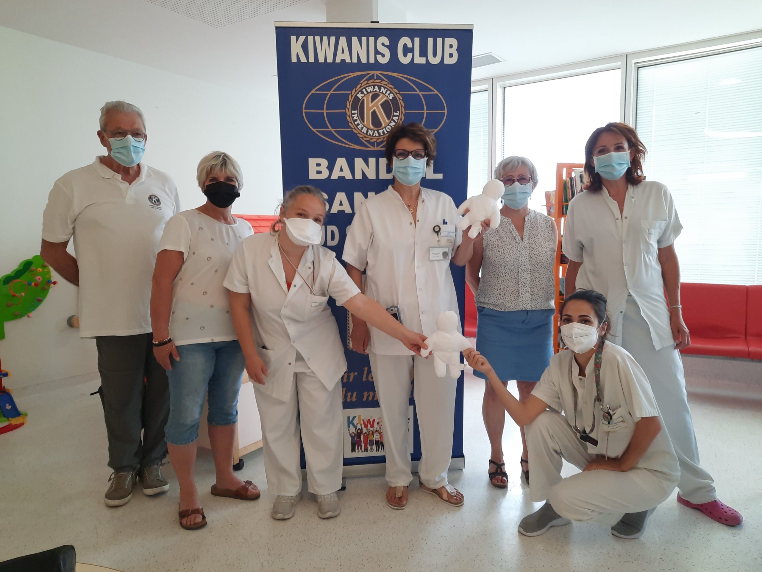 Dons de poupées blanches par le club Bandol Sanary Sud Ste Baume