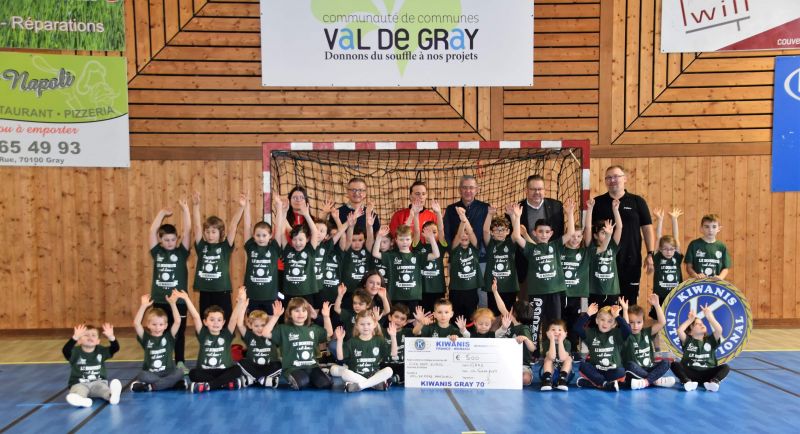 Le kiwanis de Gray offre un chèque de 500 euros au VAL de GRAY HANDBALL