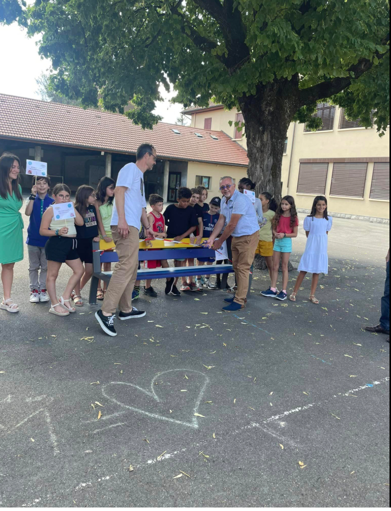 Le banc de l&rsquo;Amitié à l&rsquo;école du Centre à Ville La Grand