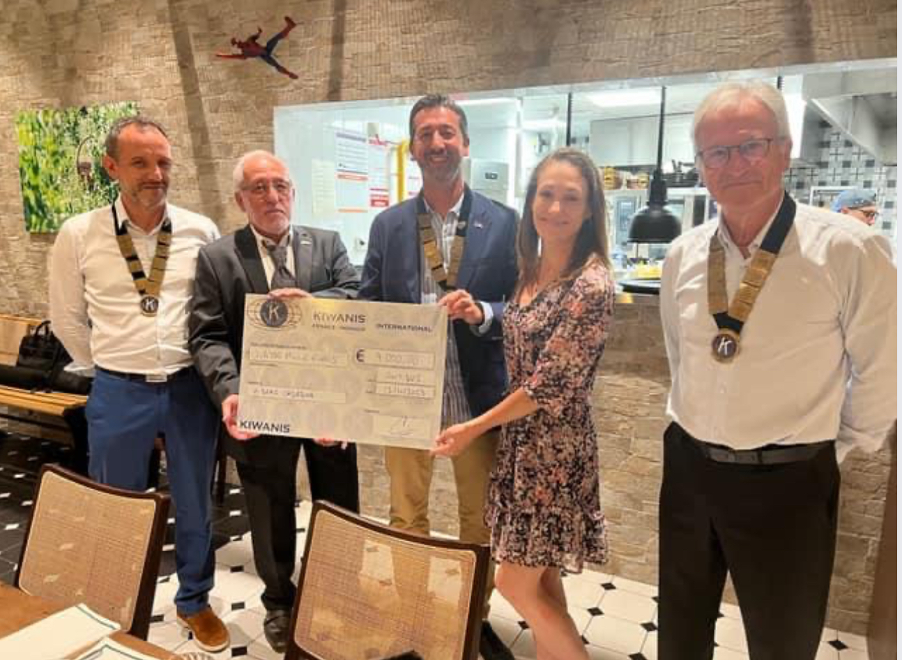 Don du kiwanis Antibes Juan les Pins à l&rsquo;association A bras cadabra -ensemble pour les prémas