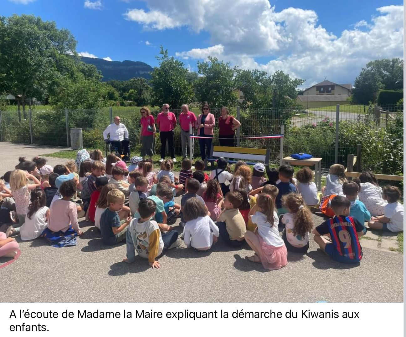 Un banc de l&rsquo;amitié dans l&rsquo;école maternelle de Neydens par le club Annemasse Genevois Salève
