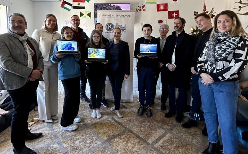Remise de 10 ordinateurs au Foyer de l&rsquo;Enfance d&rsquo;Antibes